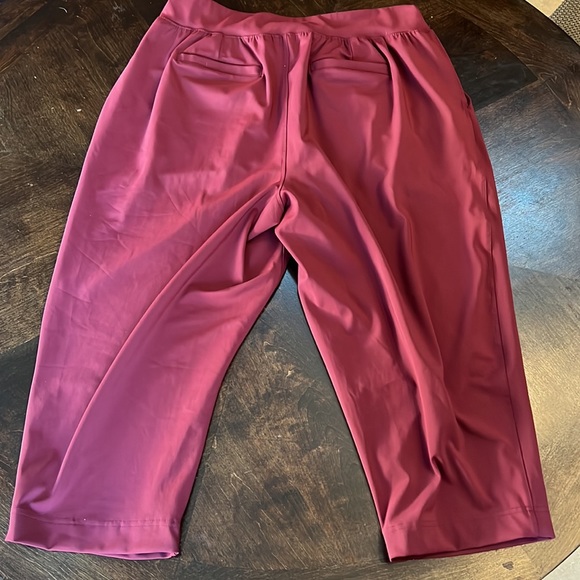 LIVI Capri Pants - Picture 2 of 2